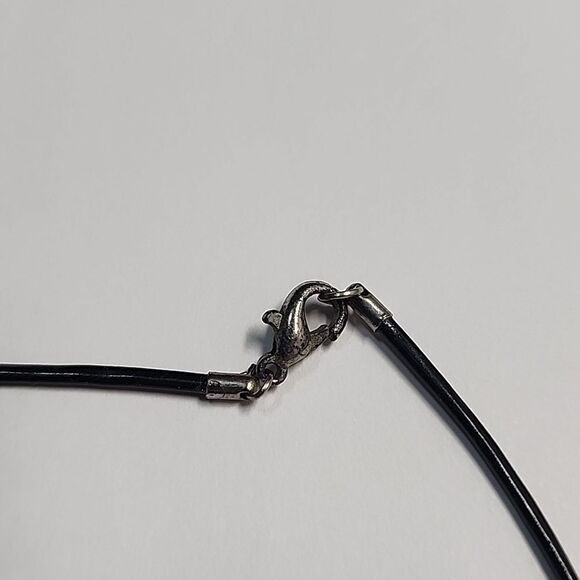 Elegant Iridescent Shell Pendant Shaped Like Guitar Pick Necklace Abaolne MOP - Picture 4 of 5